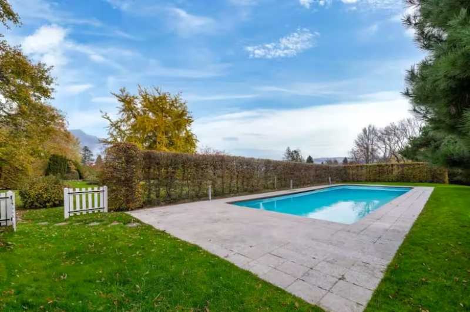 Piscina del jardín de la casa en la actualidad.