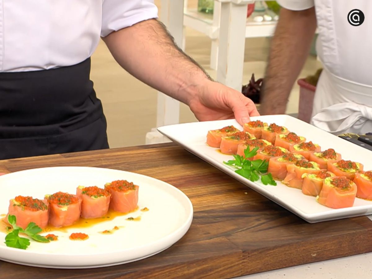 Los rollitos se cortan en porciones regulares y se sirven con la vinagreta por encima.