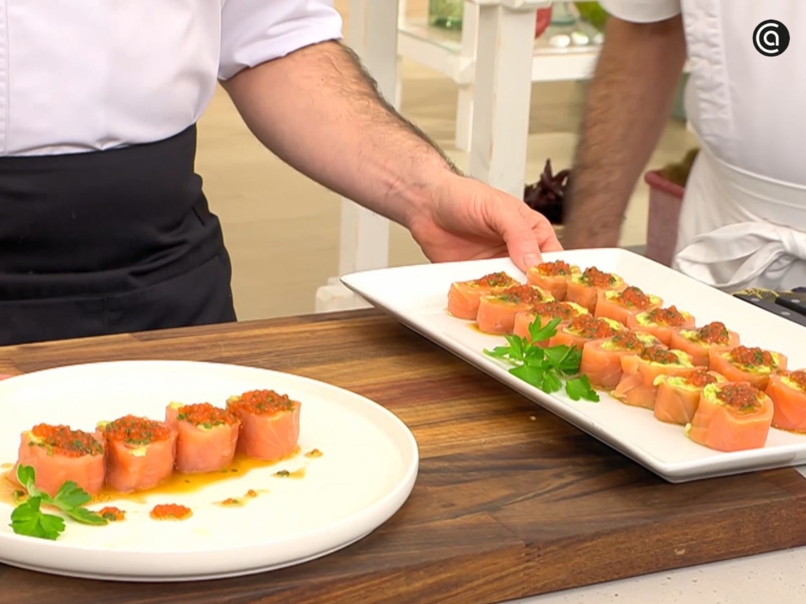 Los rollitos se cortan en porciones regulares y se sirven con la vinagreta por encima.