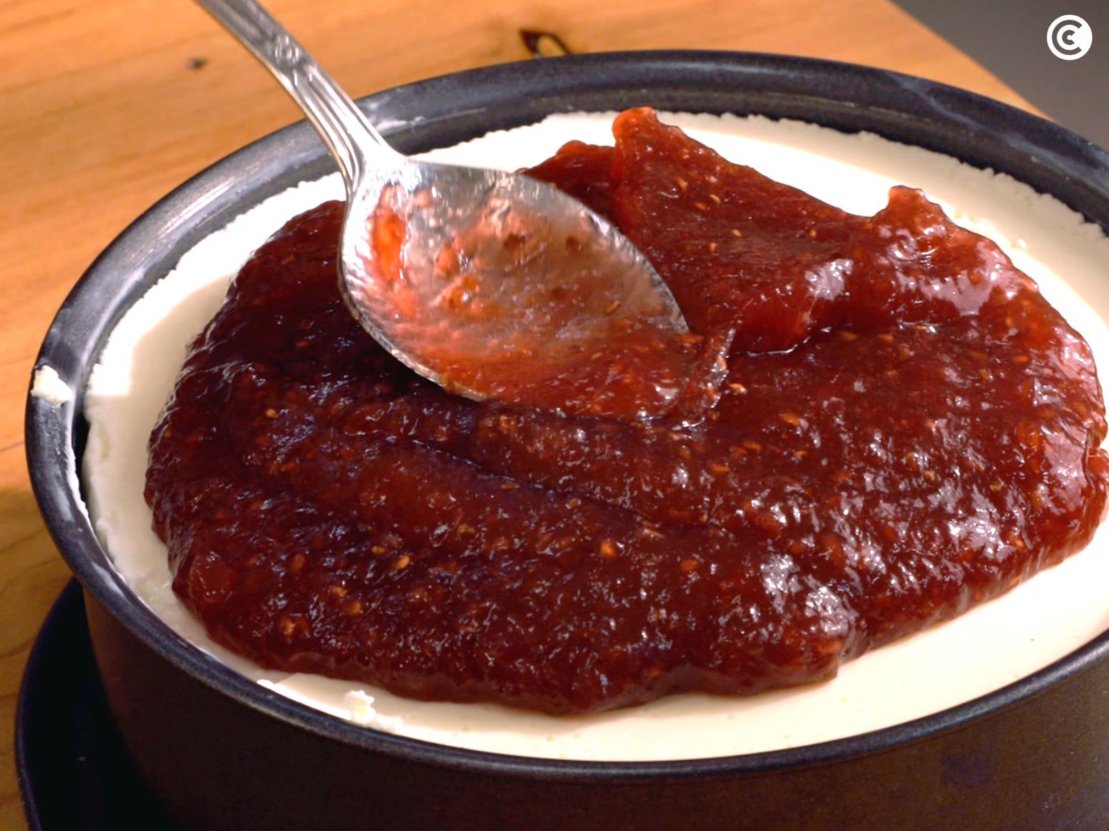 Agregar mermelada sobre la tarta de queso sin horno