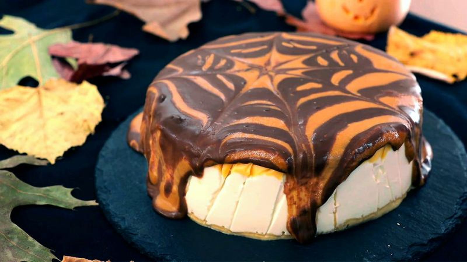 Tarta de queso con telaraña decorativa para Halloween Tarta de queso con telaraña decorativa para Halloween