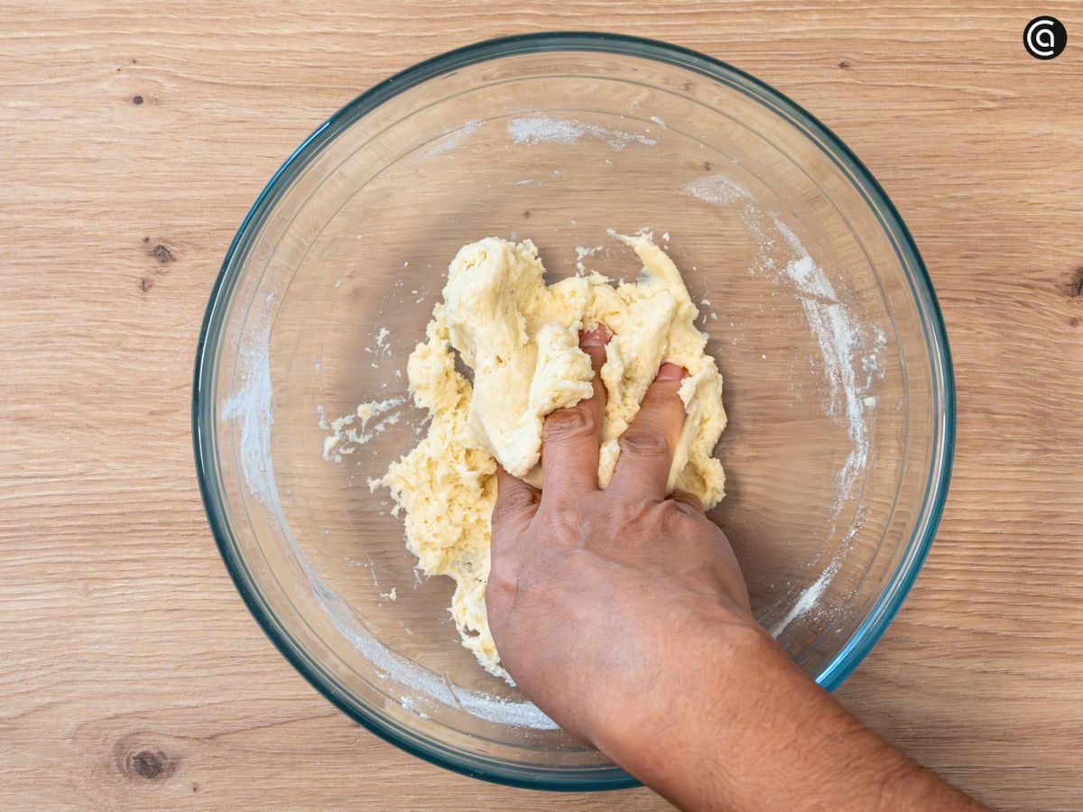 Mezcla los ingredientes en un bol y amasa hasta obtener una masa homogénea