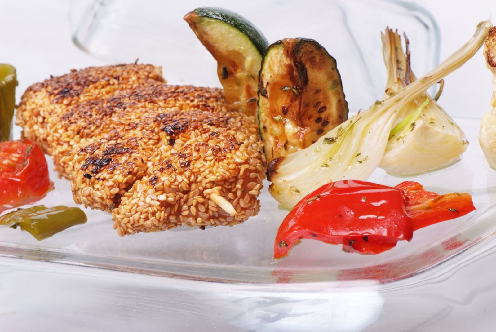 BROCHETAS DE POLLO Y SÉSAMO CON VERDURAS AL HORNO BROCHETAS DE POLLO Y SÉSAMO CON VERDURAS AL HORNO