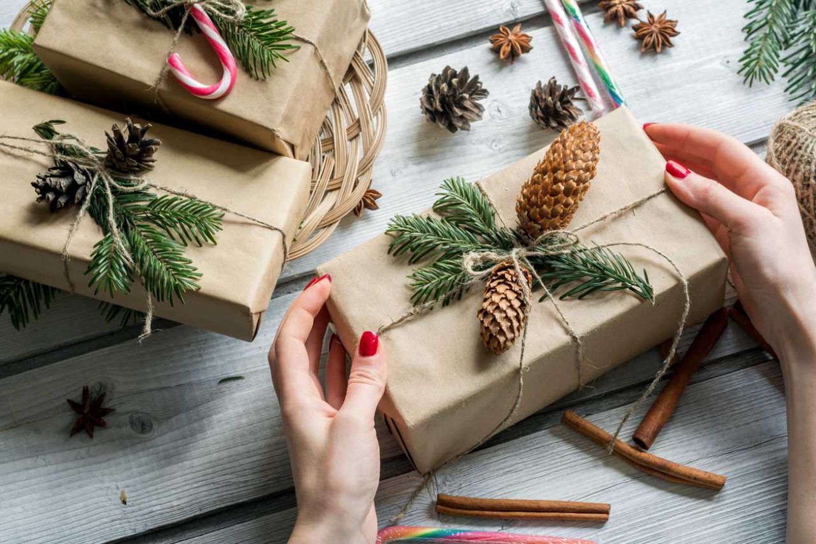 Puedes escoger entre una gran variedad de elementos naturales para decorar los regalos.