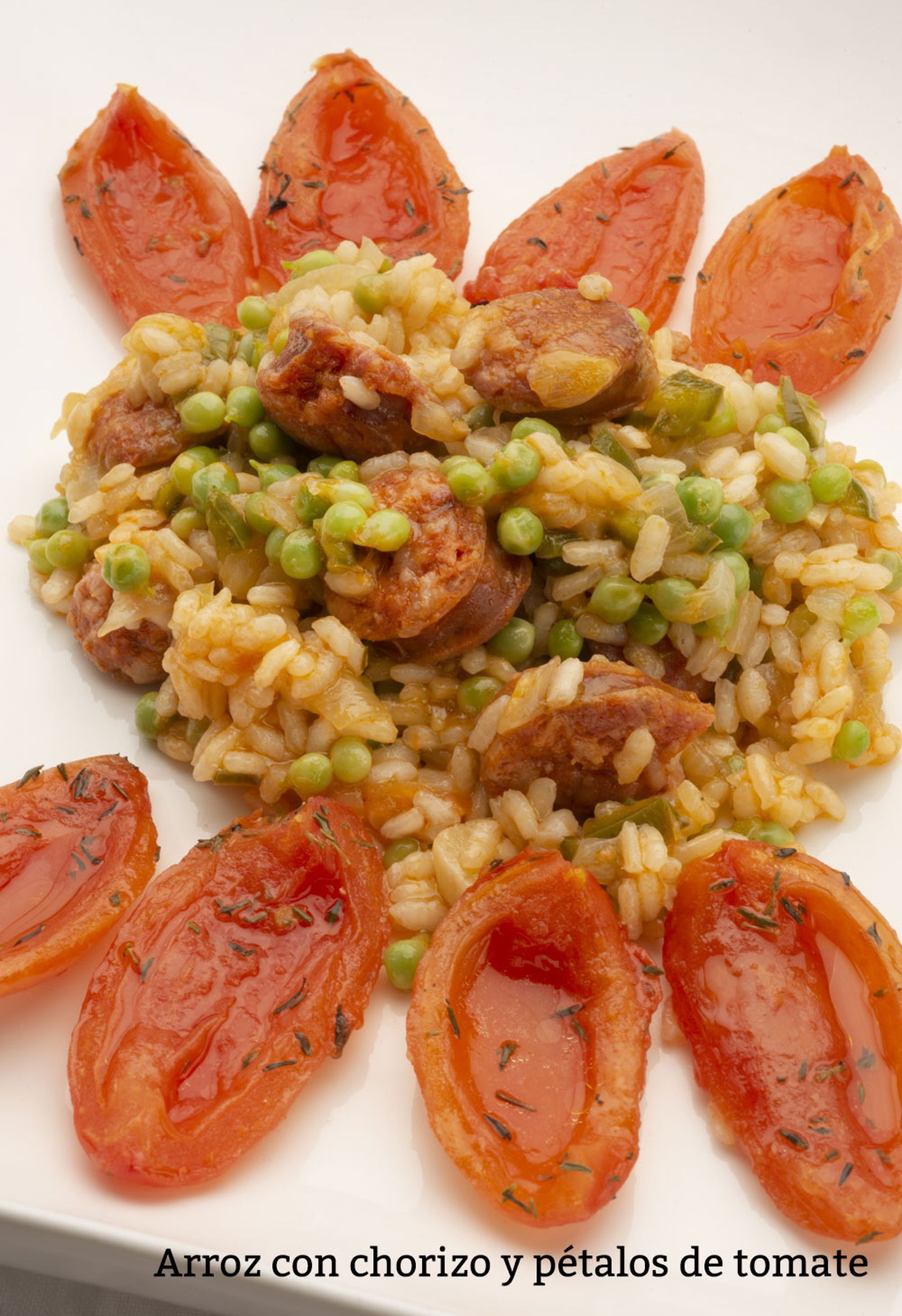 arroz con chorizo y petalos de tomate v
