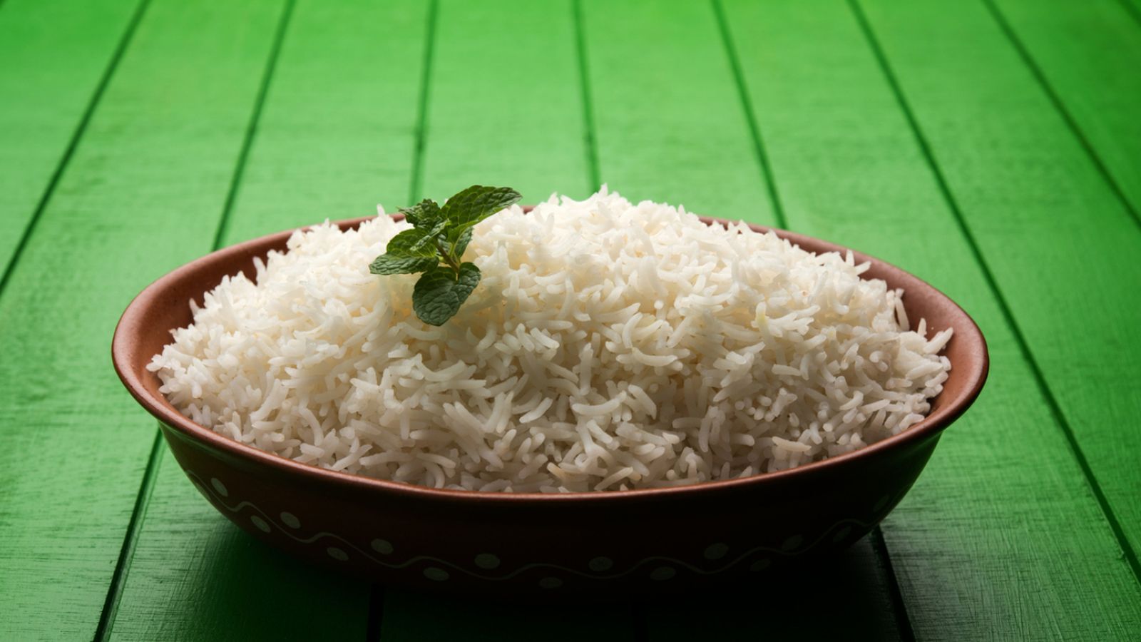 Arroz basmati recién hecho, suelto y aromático, listo para acompañar cualquier plato.