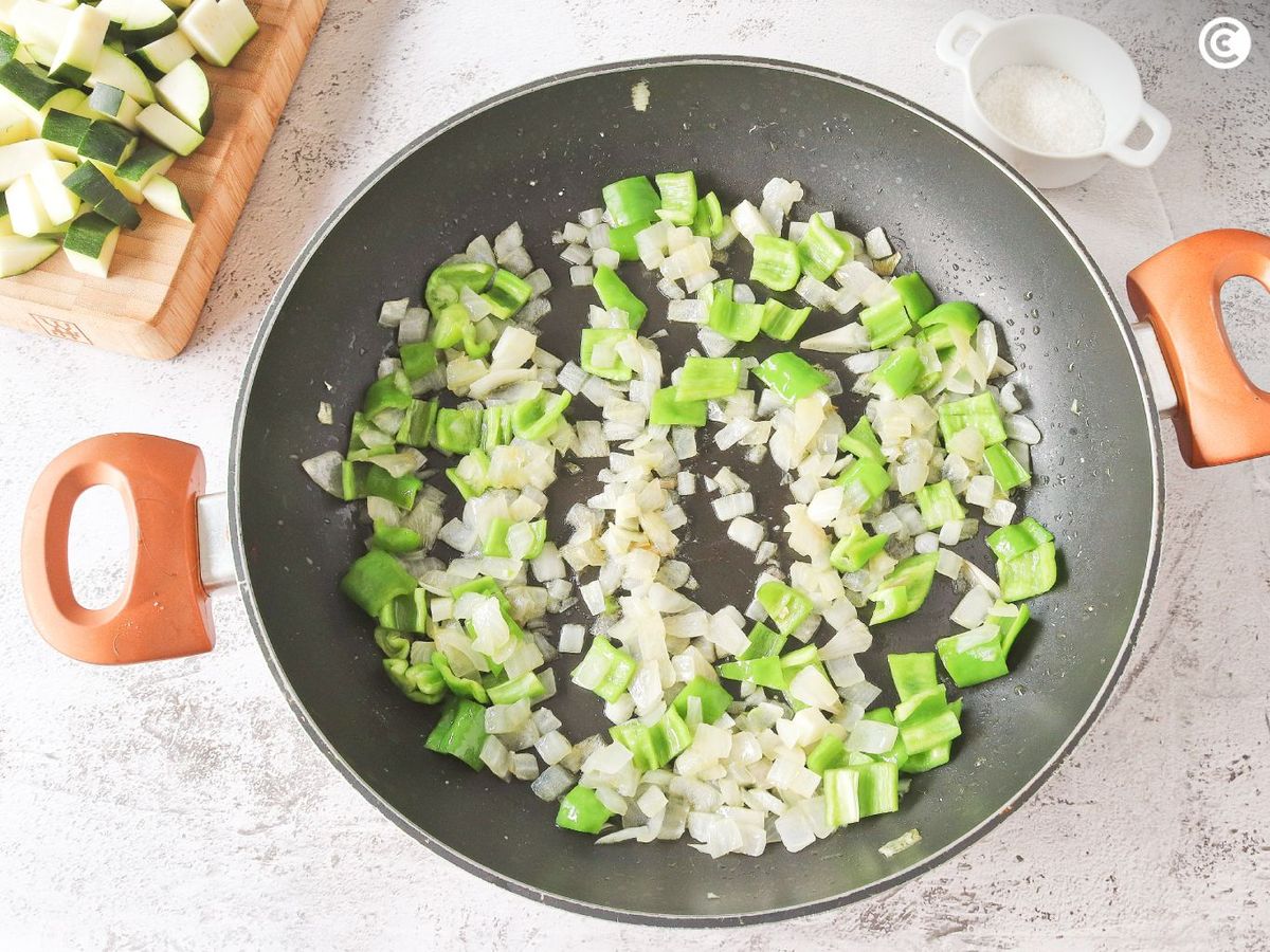 Freír el pimiento verde para hacer el pisto a la bilbaína