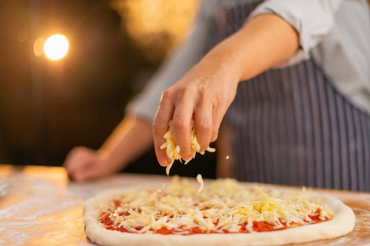 El tipo de queso y la cantidad son claves para hacer una buena pizza italiana