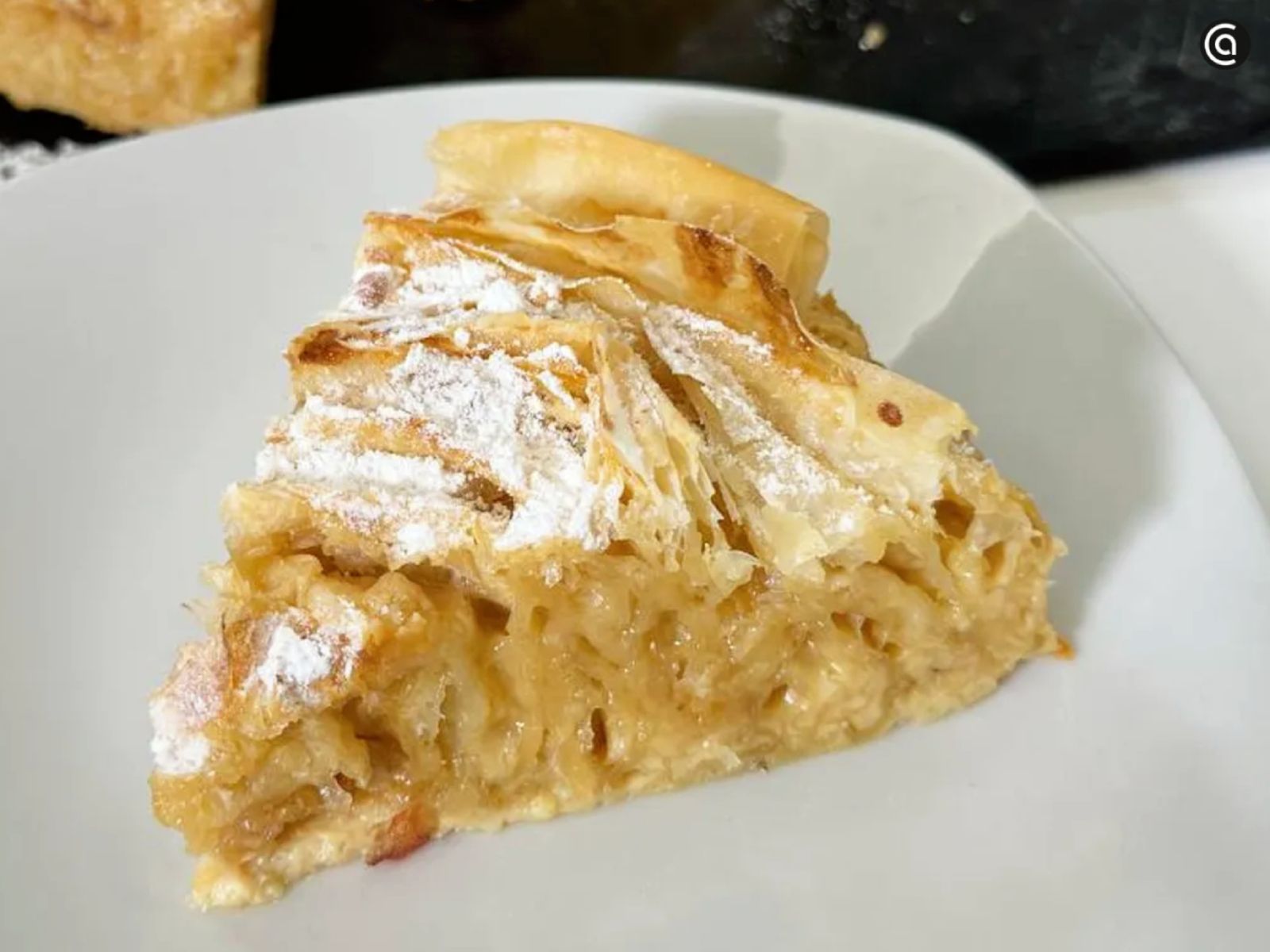 Crujiente por fuera y cremosa por dentro: la tarta flor de masa filo revela otra forma deliciosa de disfrutar el turrón.