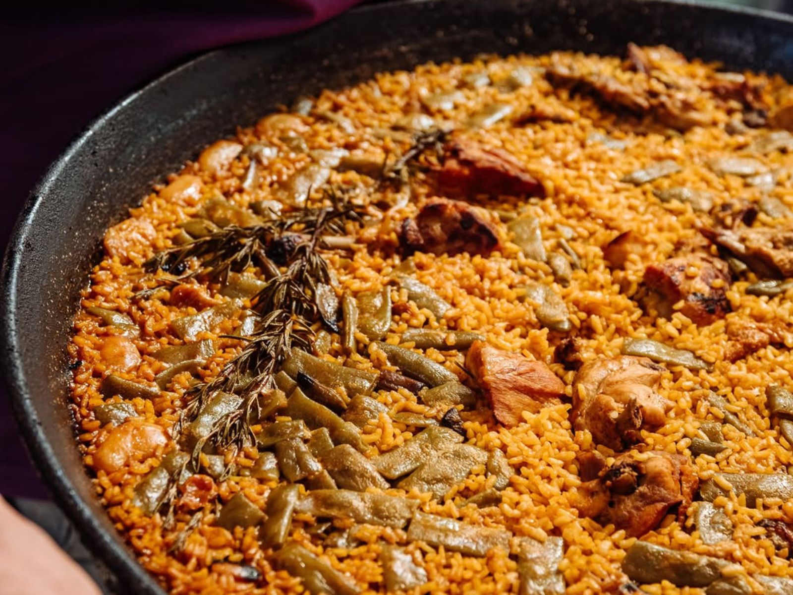 Arroz al estilo valenciano con verduras y conejo, un imprescindible para llevarte la esencia del mercado.