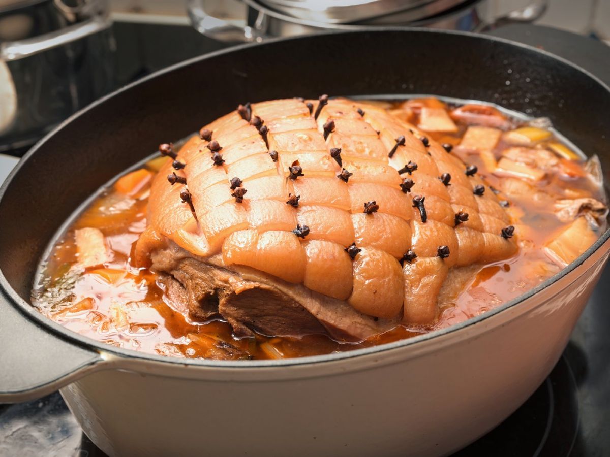 Especias dulces como la canela, la nuez moscada o el clavo también se usan en guisos de carne