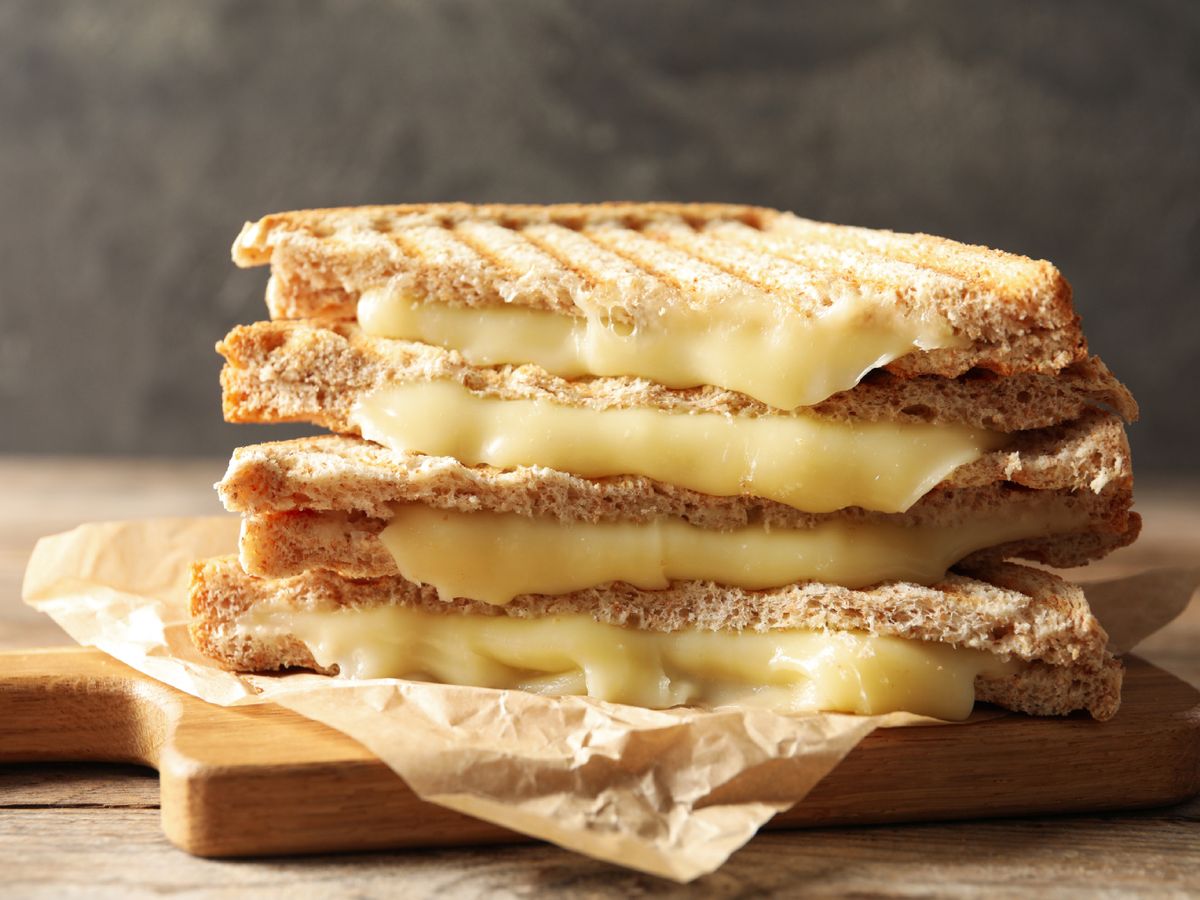 El queso en lonchas está formulado para fundirse de forma uniforme, una de las razones de su éxito en sándwiches y tostadas calientes.