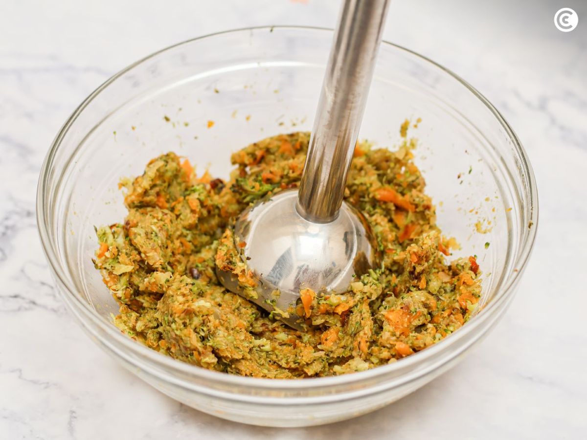 Triturar las verduras para las hamburguesas de brócoli