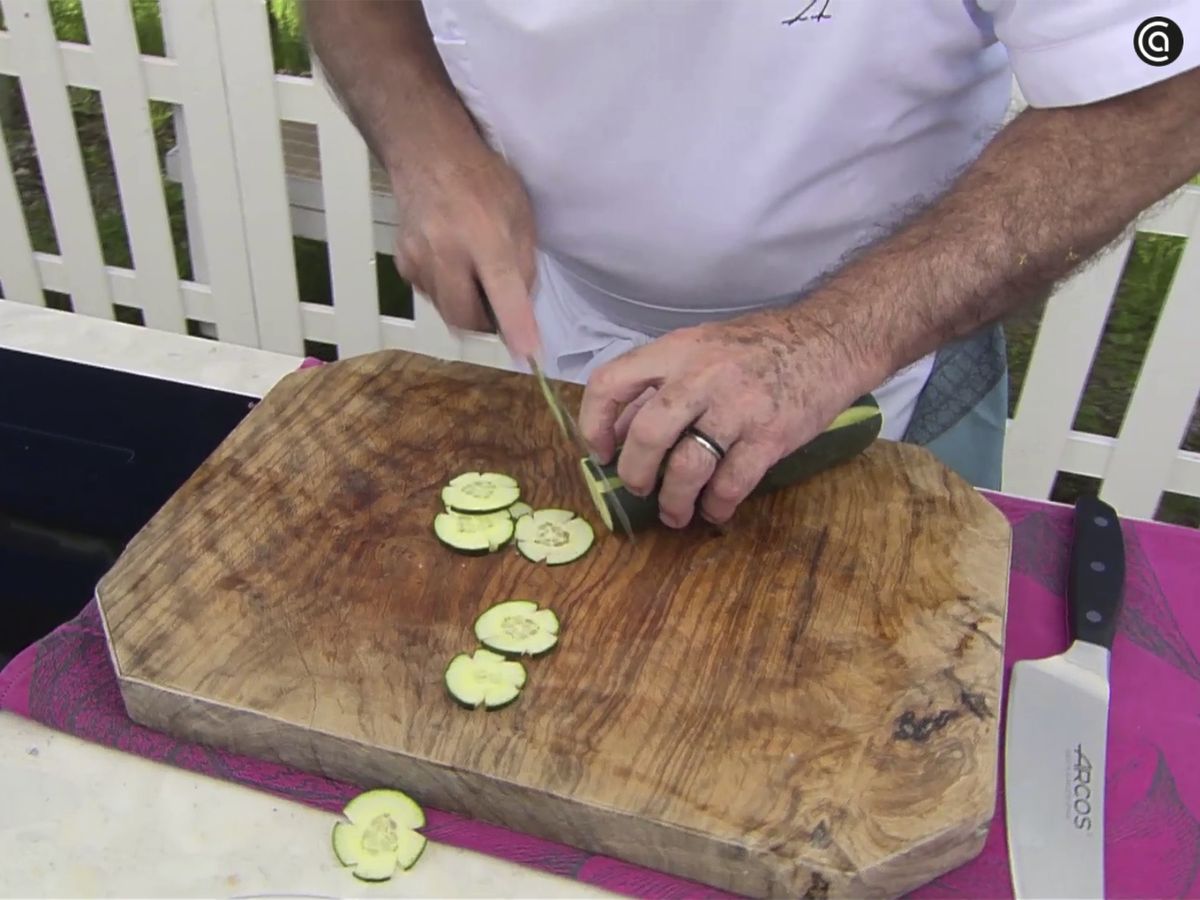 Corta el pepino tras hacerle unos surcos en la piel para darle forma