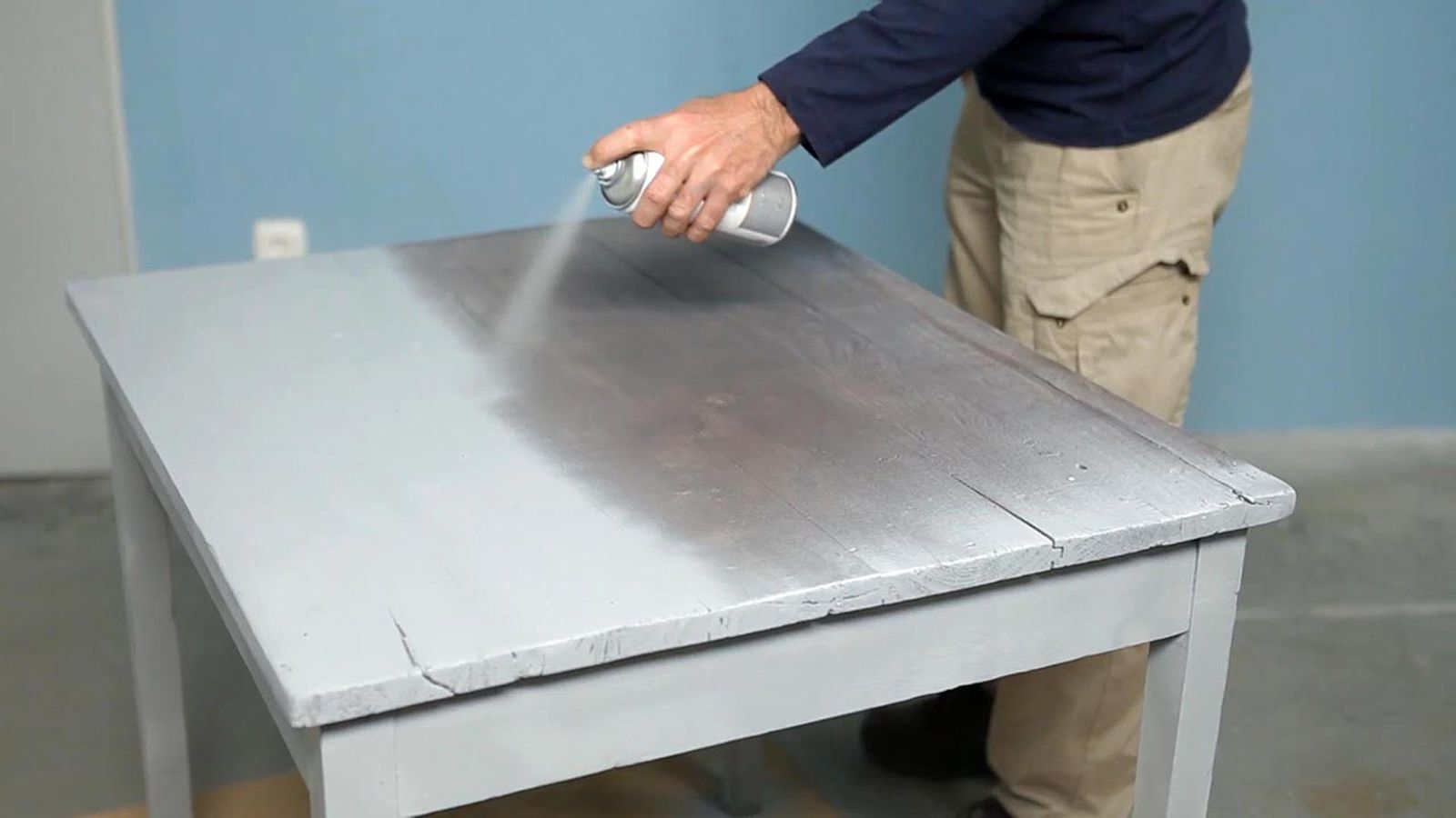 Como pintar una mesa con pintura al agua de efecto tiza paso 2 Como pintar una mesa con pintura al agua de efecto tiza paso 2