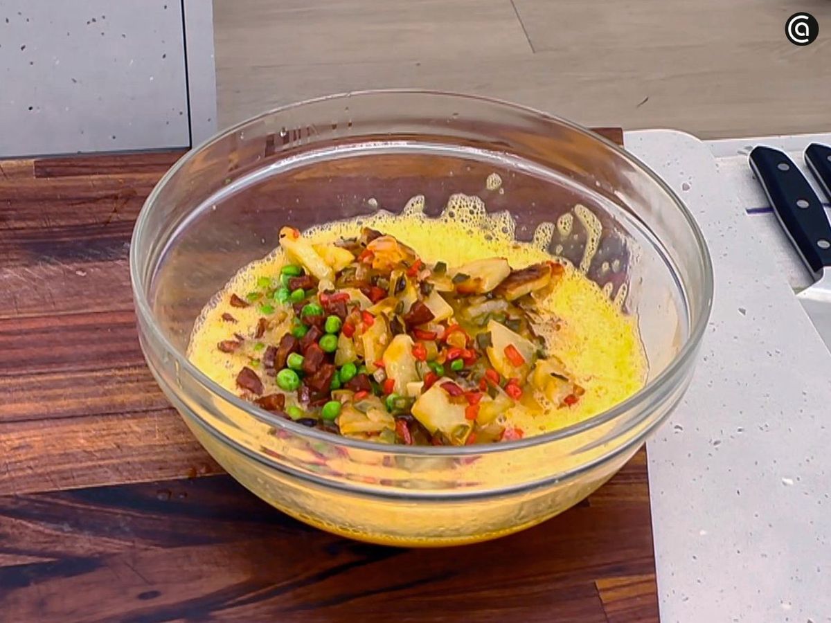Mezcla los ingredientes de la tortilla paisana con los huevos batidos