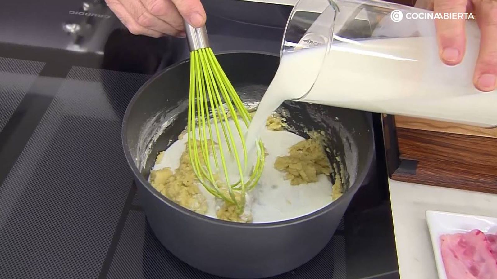 Prepara una bechamel espesa, la salsa Villeroy Prepara una bechamel espesa, la salsa Villeroy