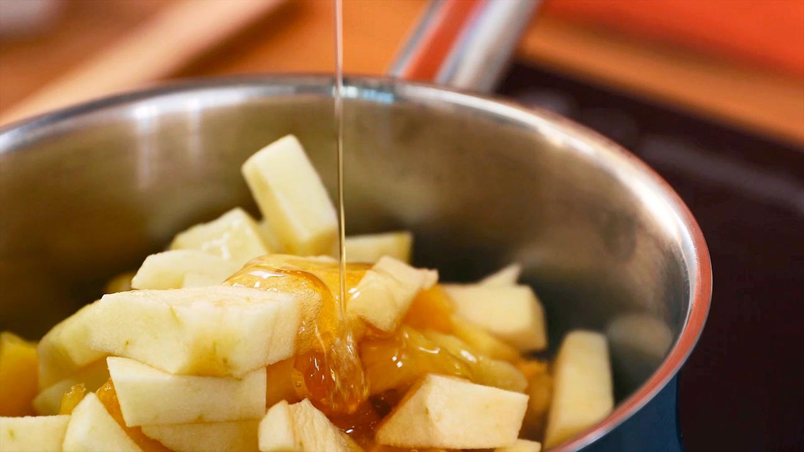 Añade la fruta, la miel y el zumo de limón a un cazo Receta de mermelada de melocotón y manzana (sin azúcar) paso 2