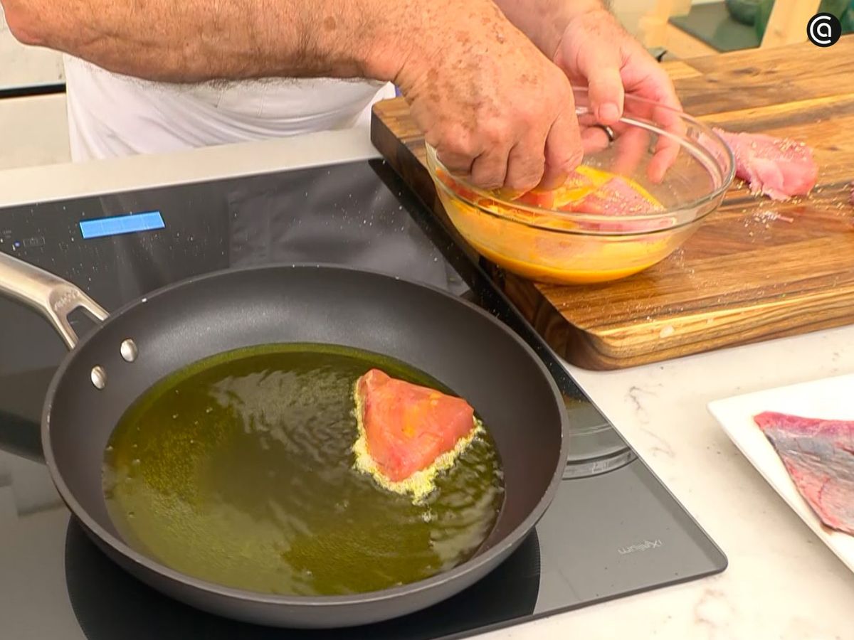 Pasa el bonito por huevo batido y fríe