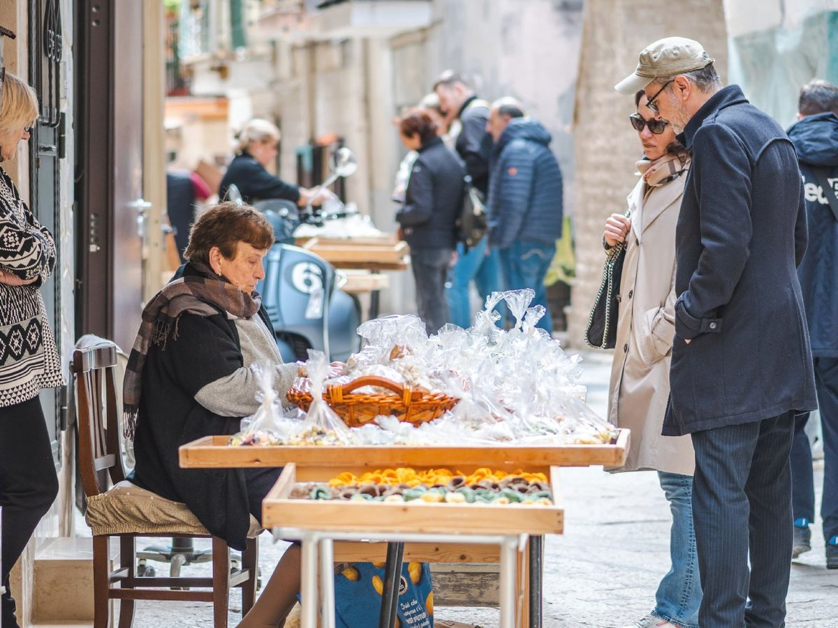 Las nonnas venden la pasta fresca por una cantidad muy simbólica