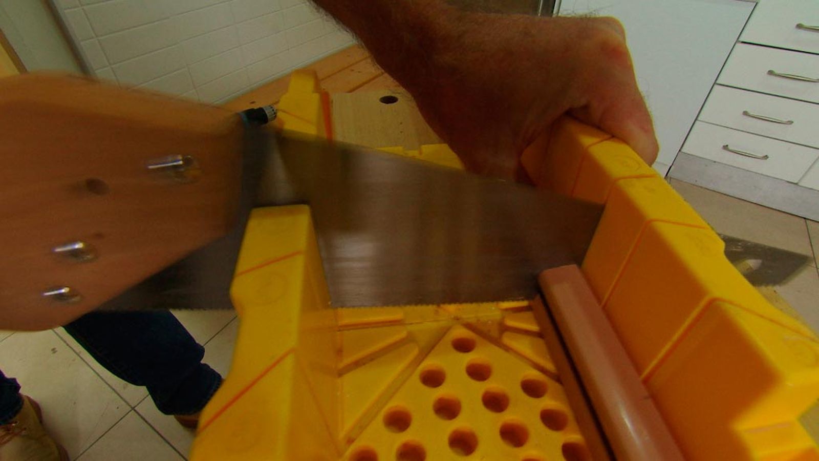 Cómo instalar una puerta plegable paso 1 Cómo instalar una puerta plegable paso 1