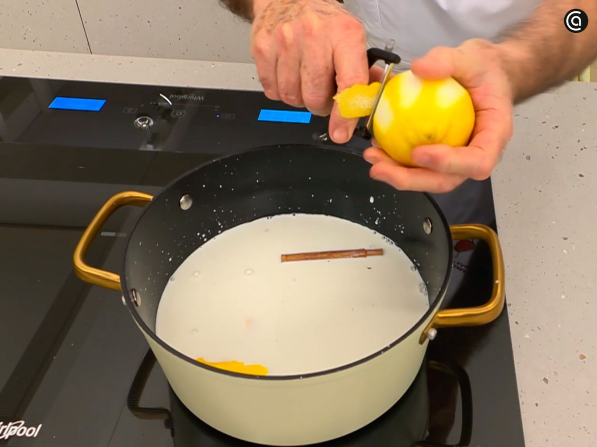 Pon a cocer el arroz en la leche de oveja con canela y la corteza de limón