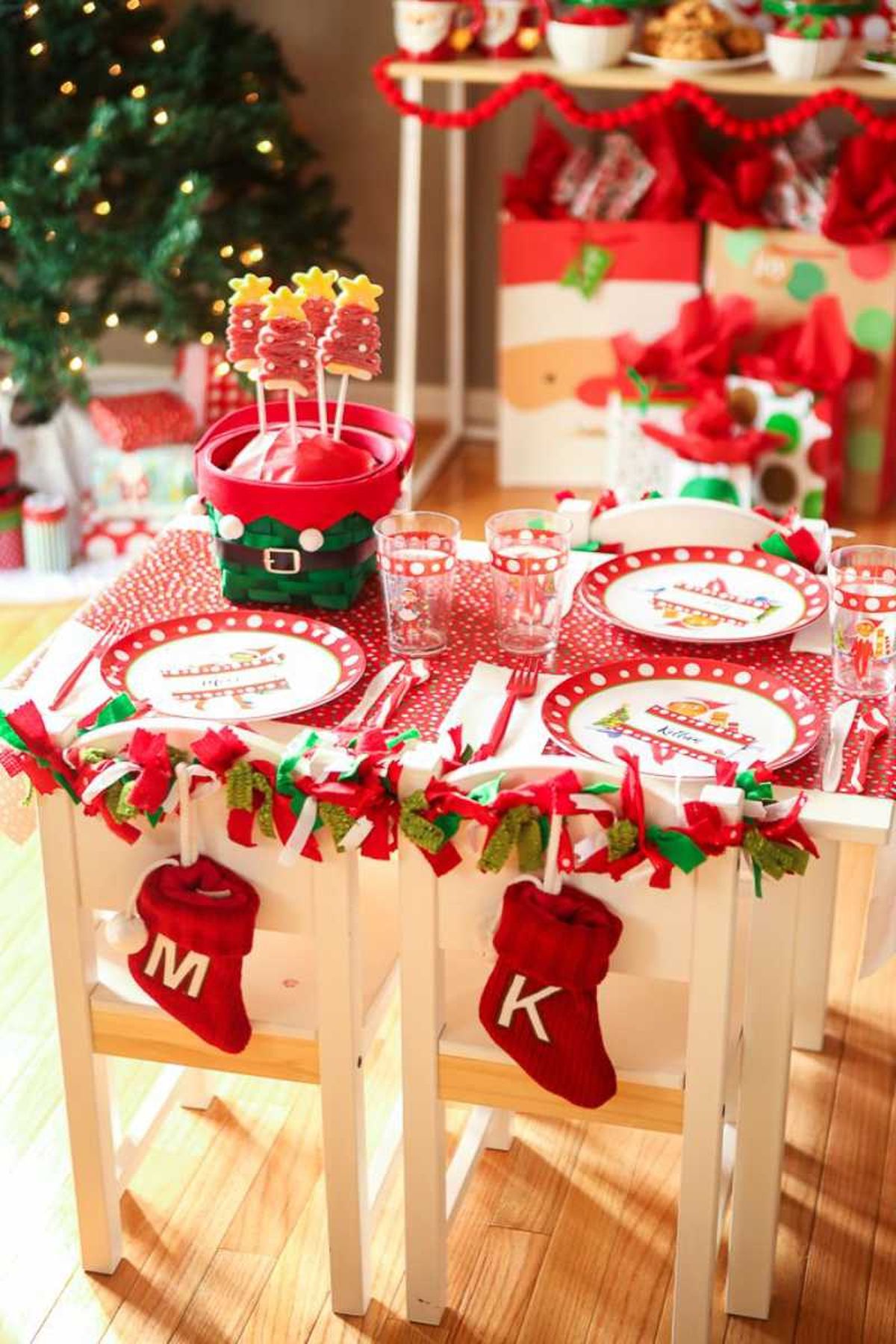 Mesa navideña para niños con sillas decoradas