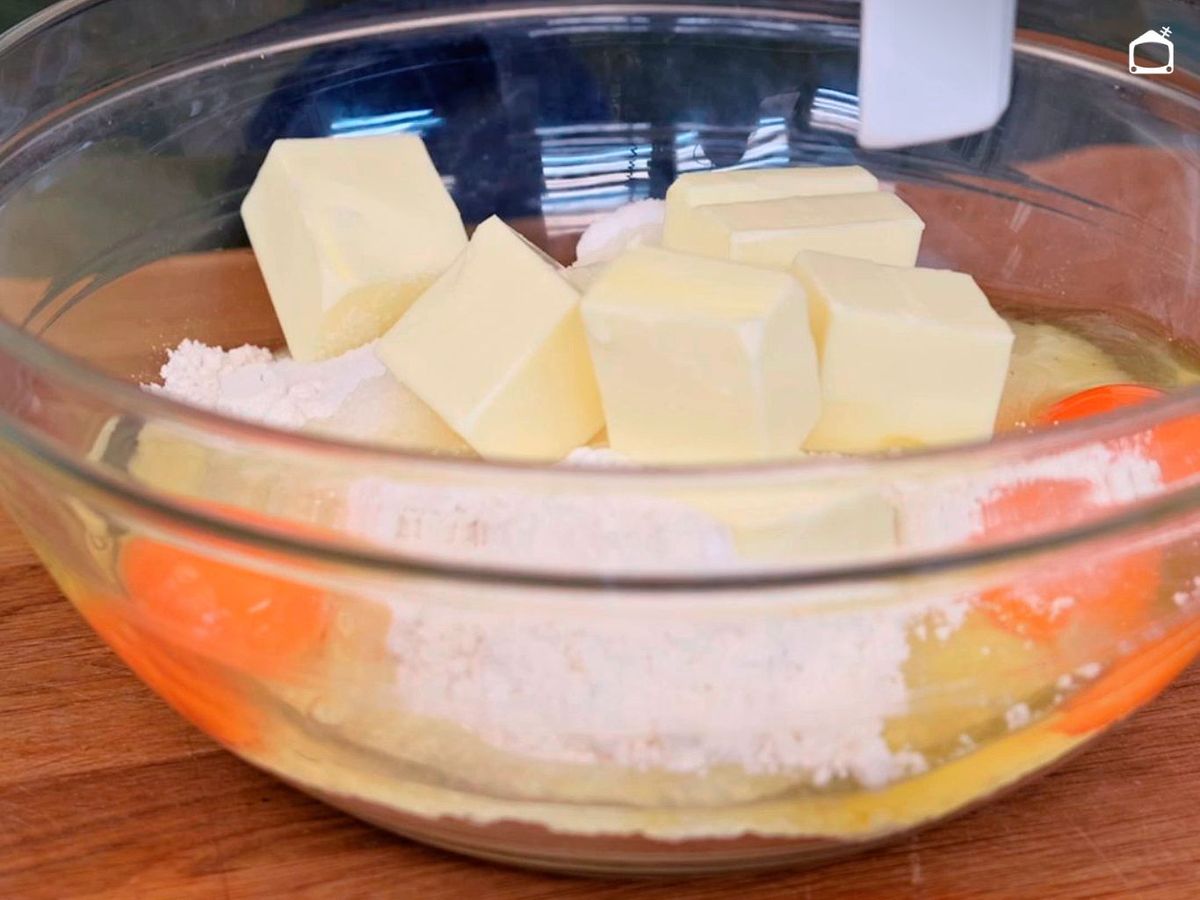Prepara la masa para el pastel vasco