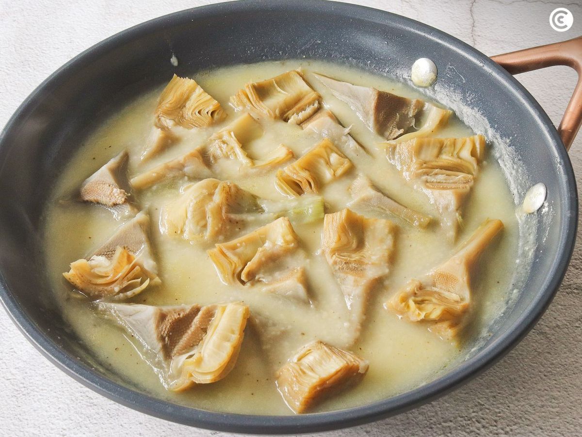 Caletar las alcachofas con la salsa para hacerlas con almejas
