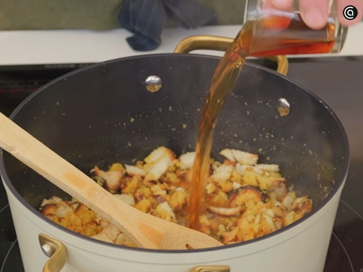 El pan se mezcla con el sofrito y el brandy se flambea para potenciar el aroma.