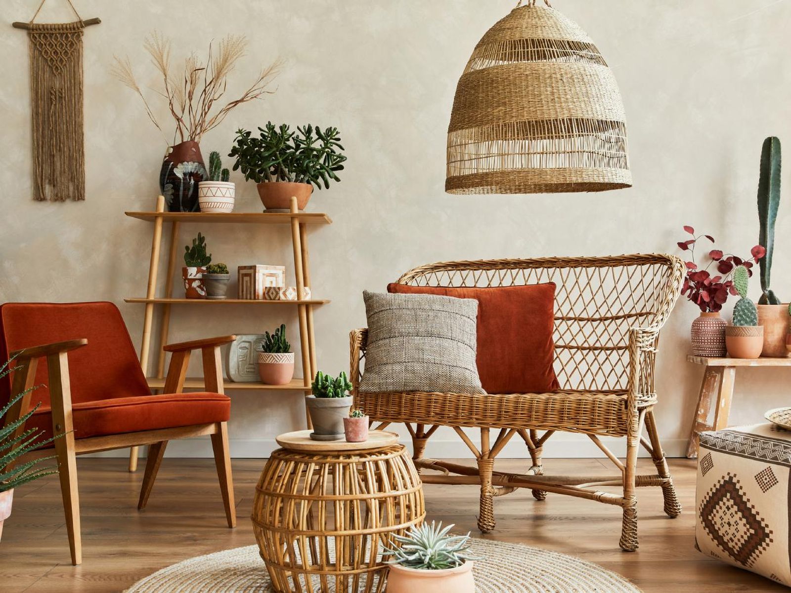 Salón decorado con complementos de fibras naturales.
