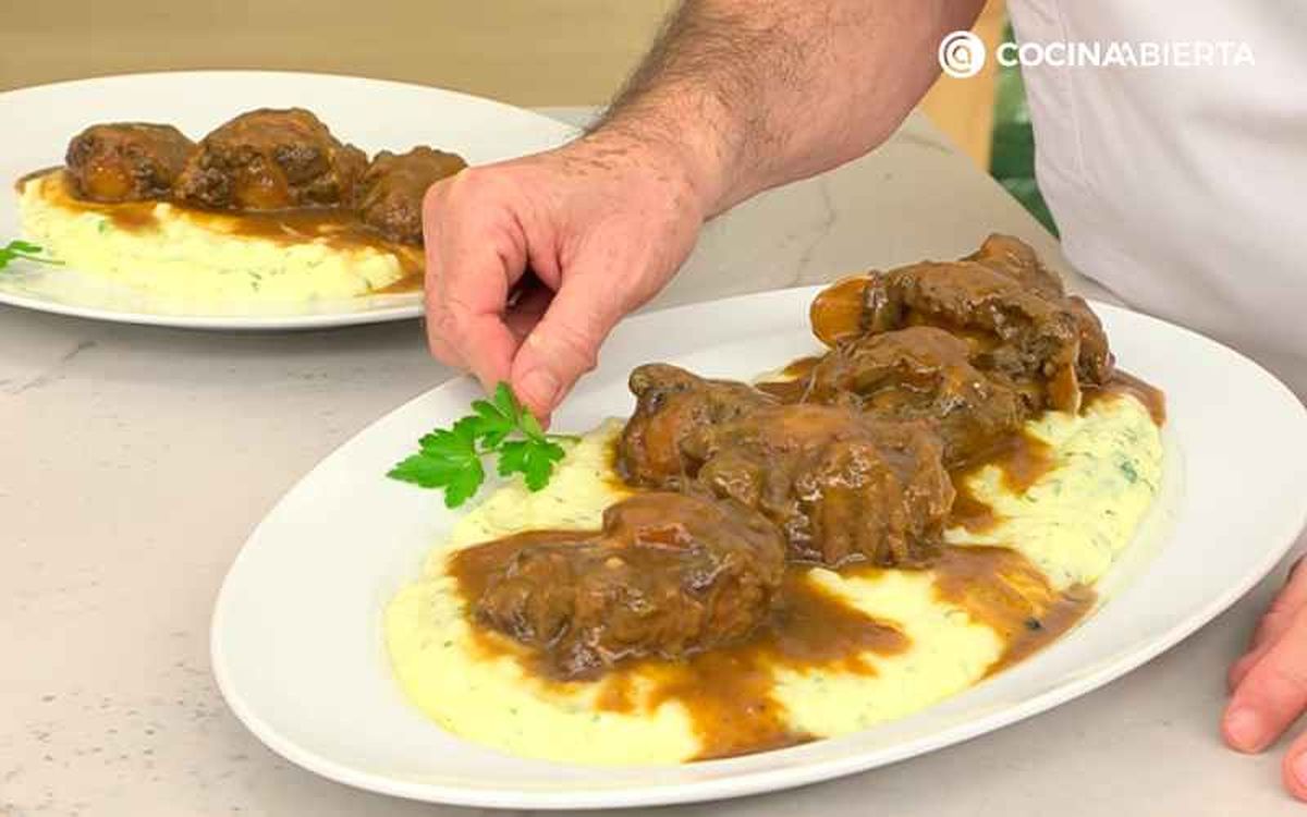 Sirve y decora el rabo de ternera a la cerveza negra