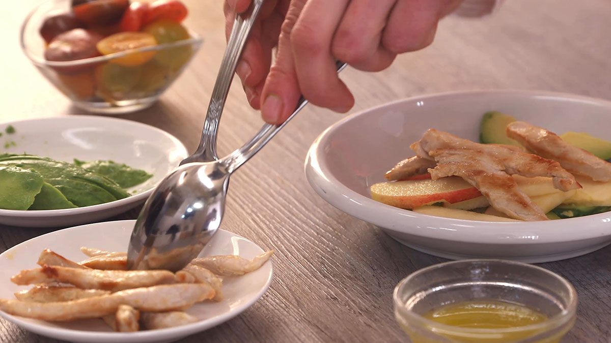 Ensalada de pollo, aguacate, manzana y picatostes   paso 4