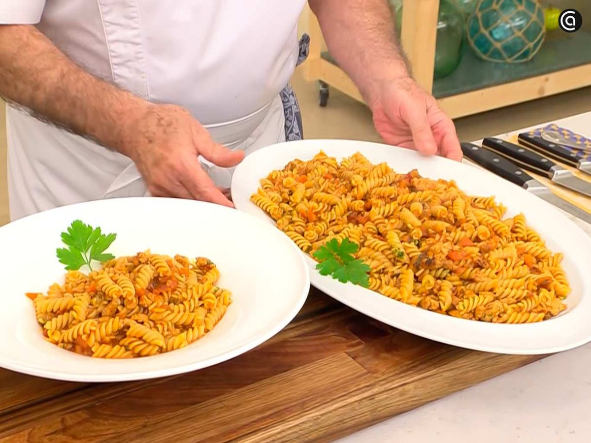 Sirve las espirales con boloñesa de pavo