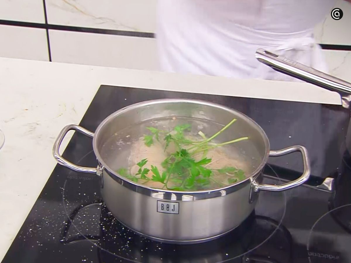 Cuece las pechugas con unas ramas de perejil