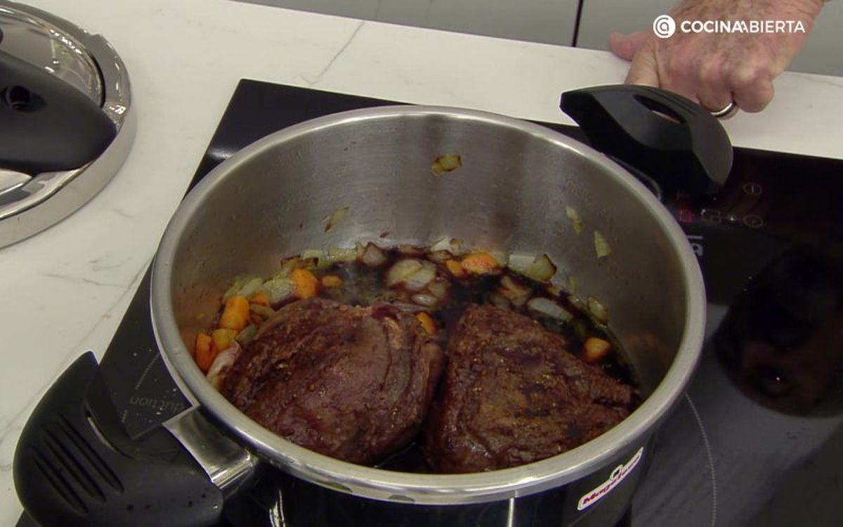 Karlos Arguiñano cocina las carrilleras con los demás ingredientes