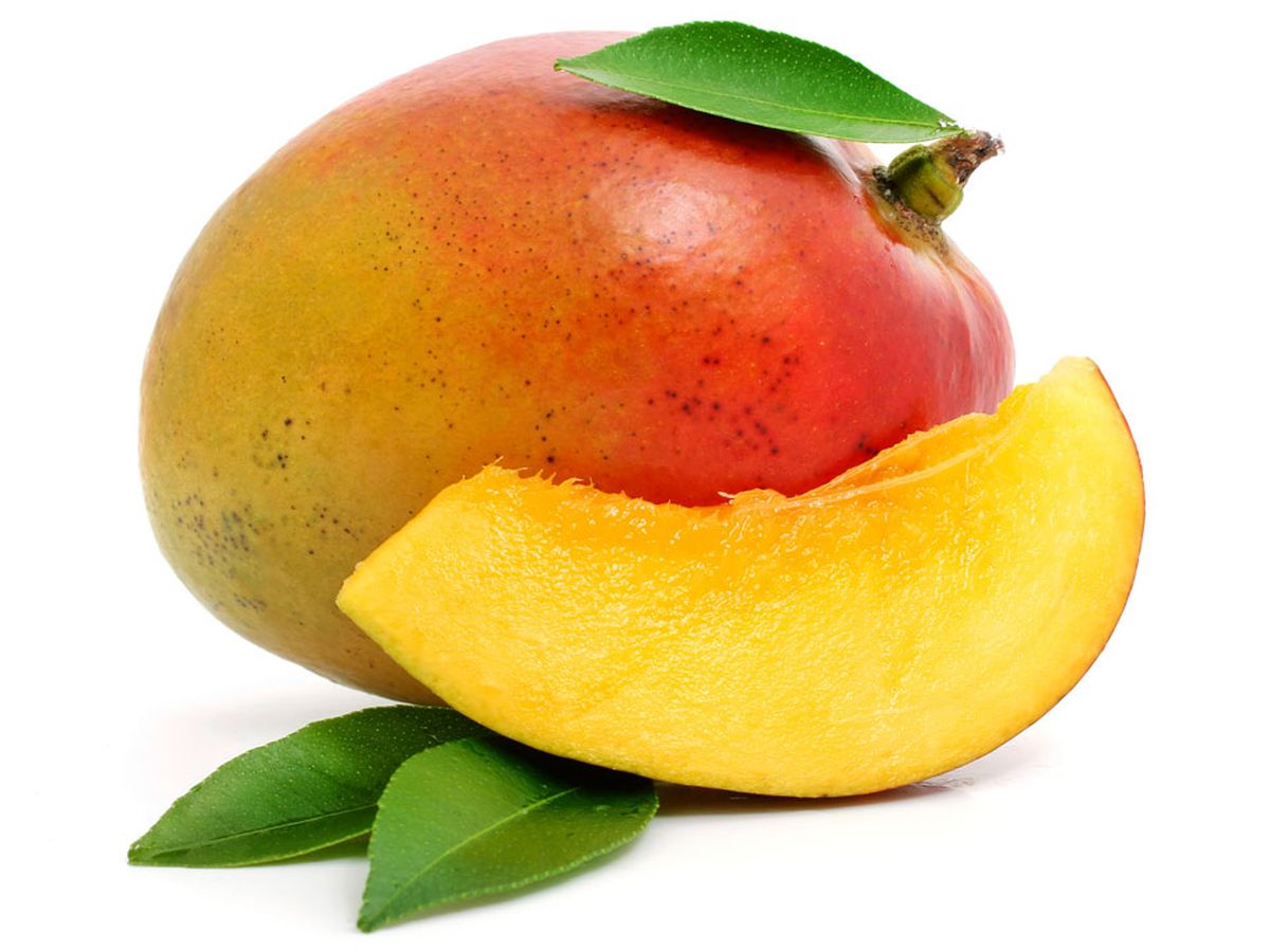 En su interior, tiene un hueso plano que ocupa una gran parte de la fruta