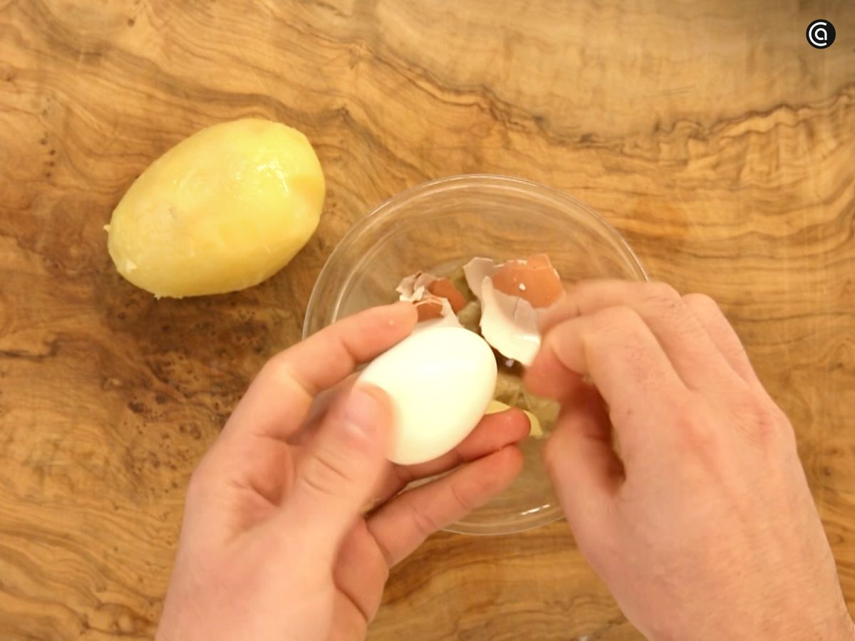 Pela la patata y el huevo