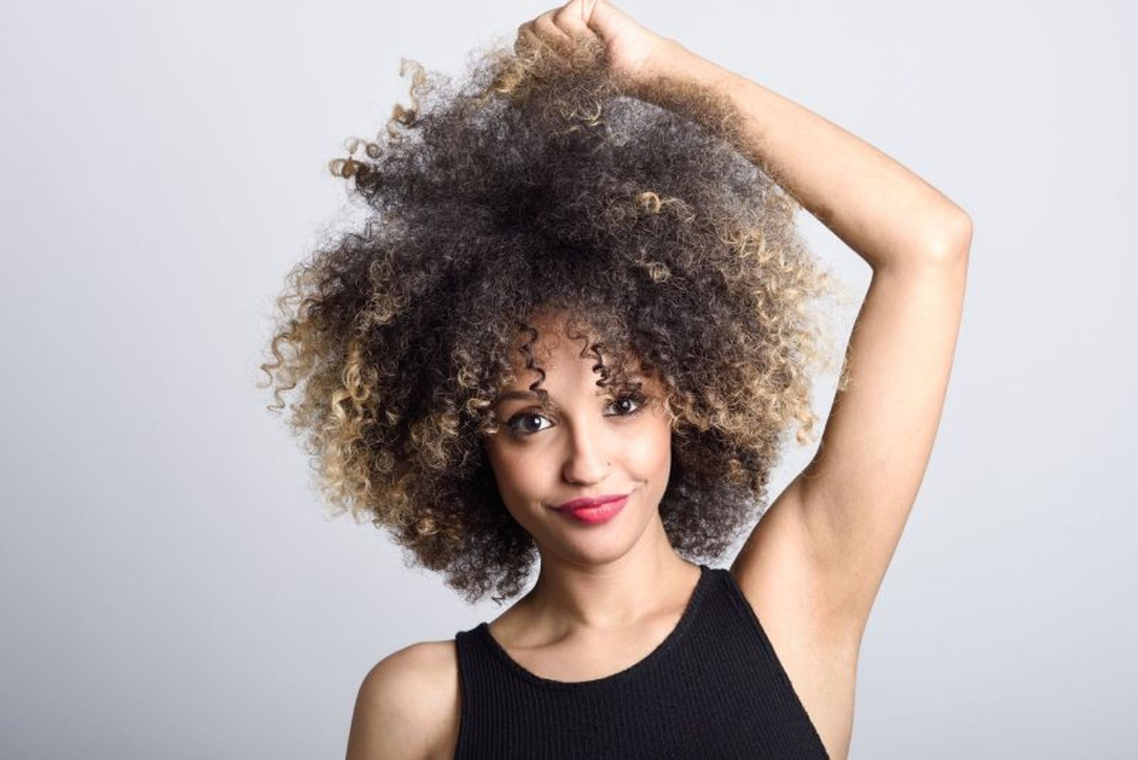 El pelo afro te aporta volumen y mucha personalidad El pelo afro te aporta volumen y mucha personalidad