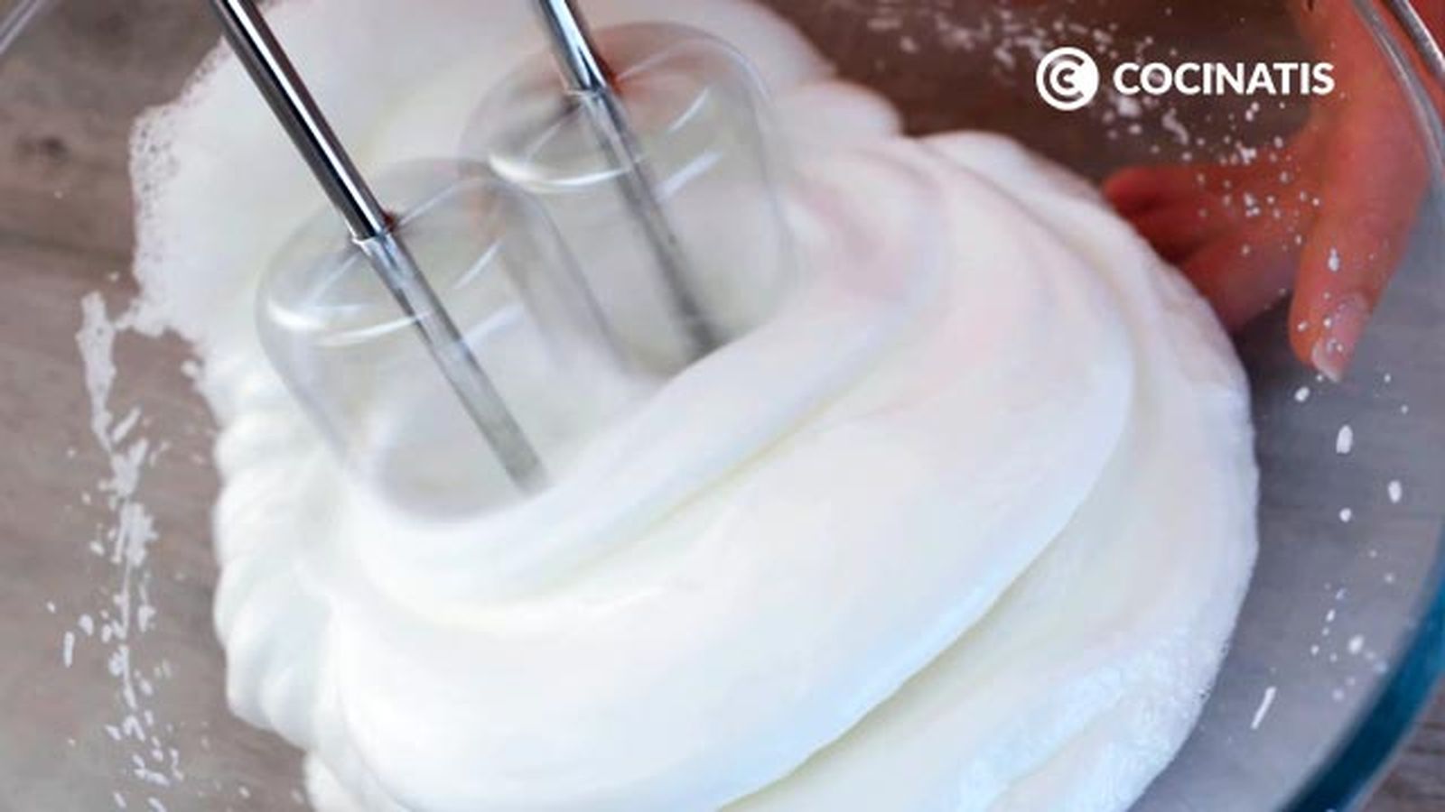 Monta las claras Receta de pastel mágico o pastel inteligente paso 3