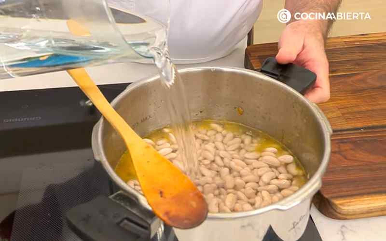 Incorpora las alubias y las patatas Incorpora las alubias y las patatas