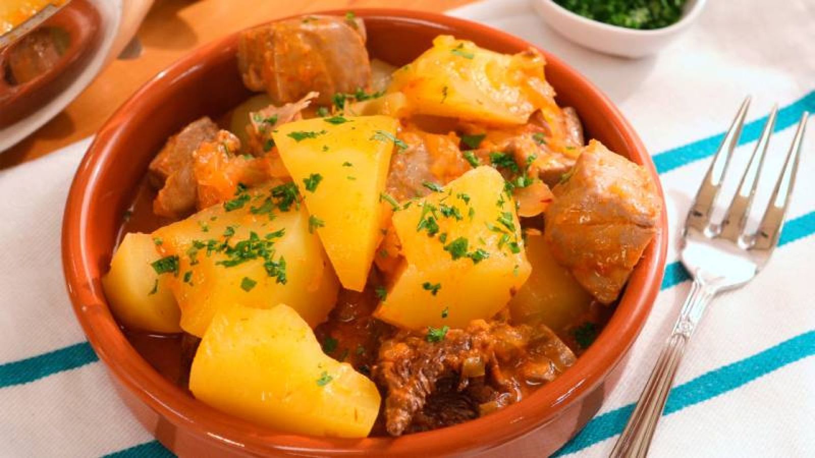 Finaliza con un toque de perejil picado para resaltar los sabores en este tradicional marmitako de bonito