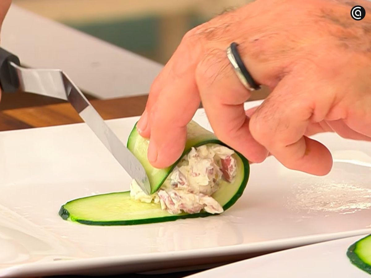 Coloca el relleno y enrolla las láminas de pepino