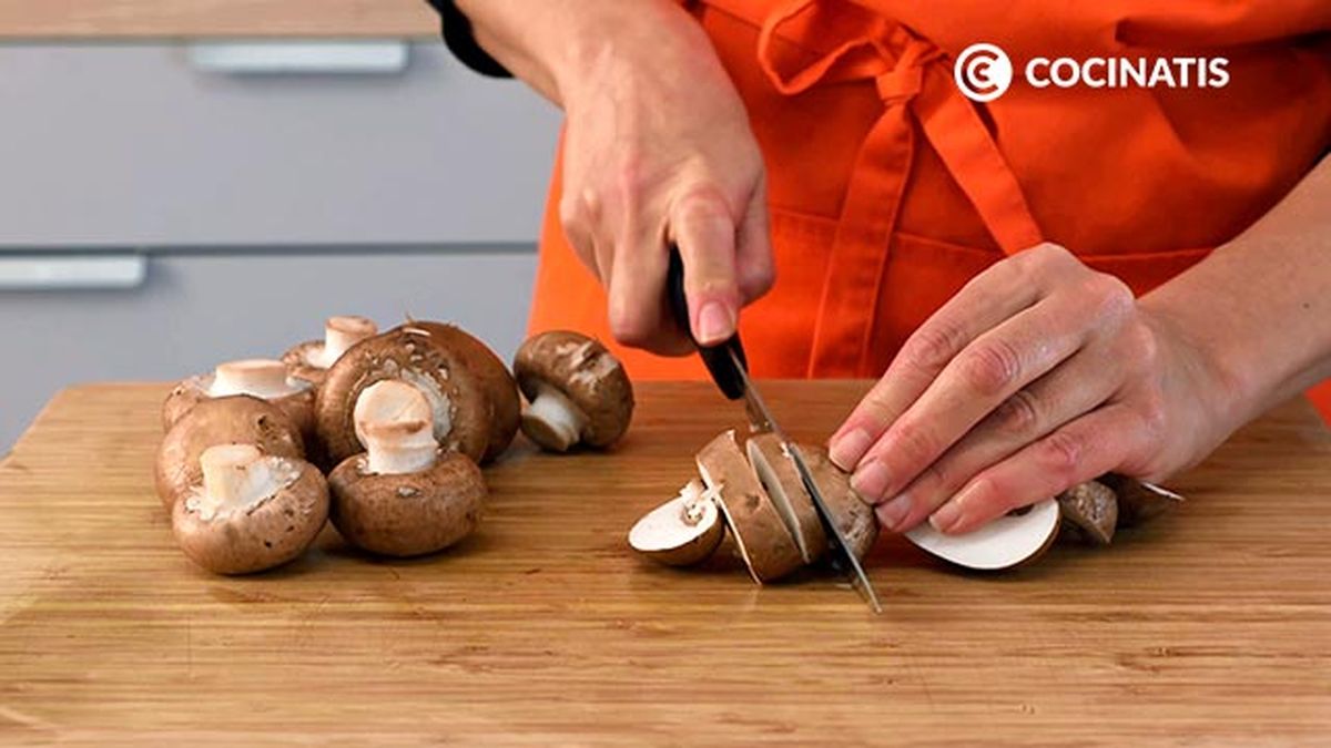 Receta de pastel de atún, champiñones y puré de patata al horno   paso 1