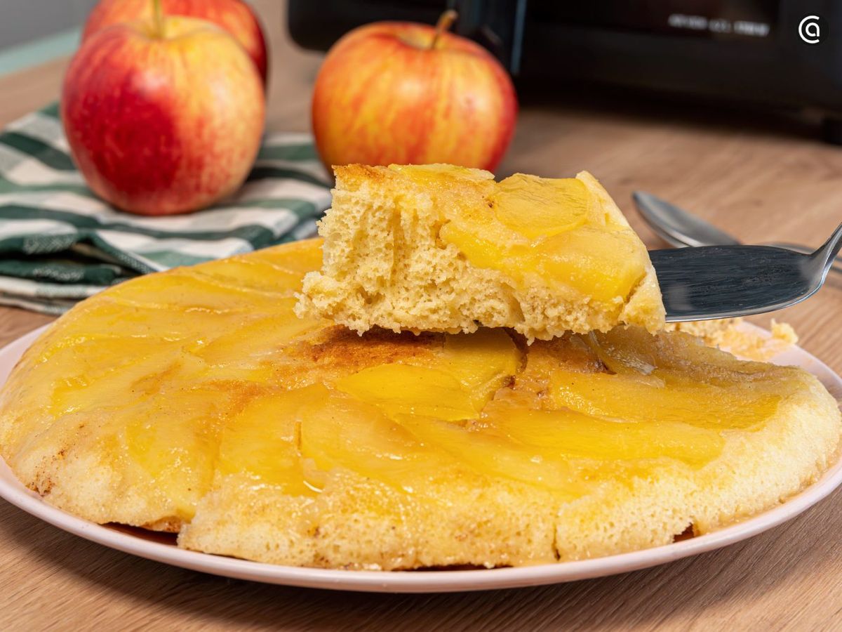 Desmolda con cuidado y corta la tarta de manzana