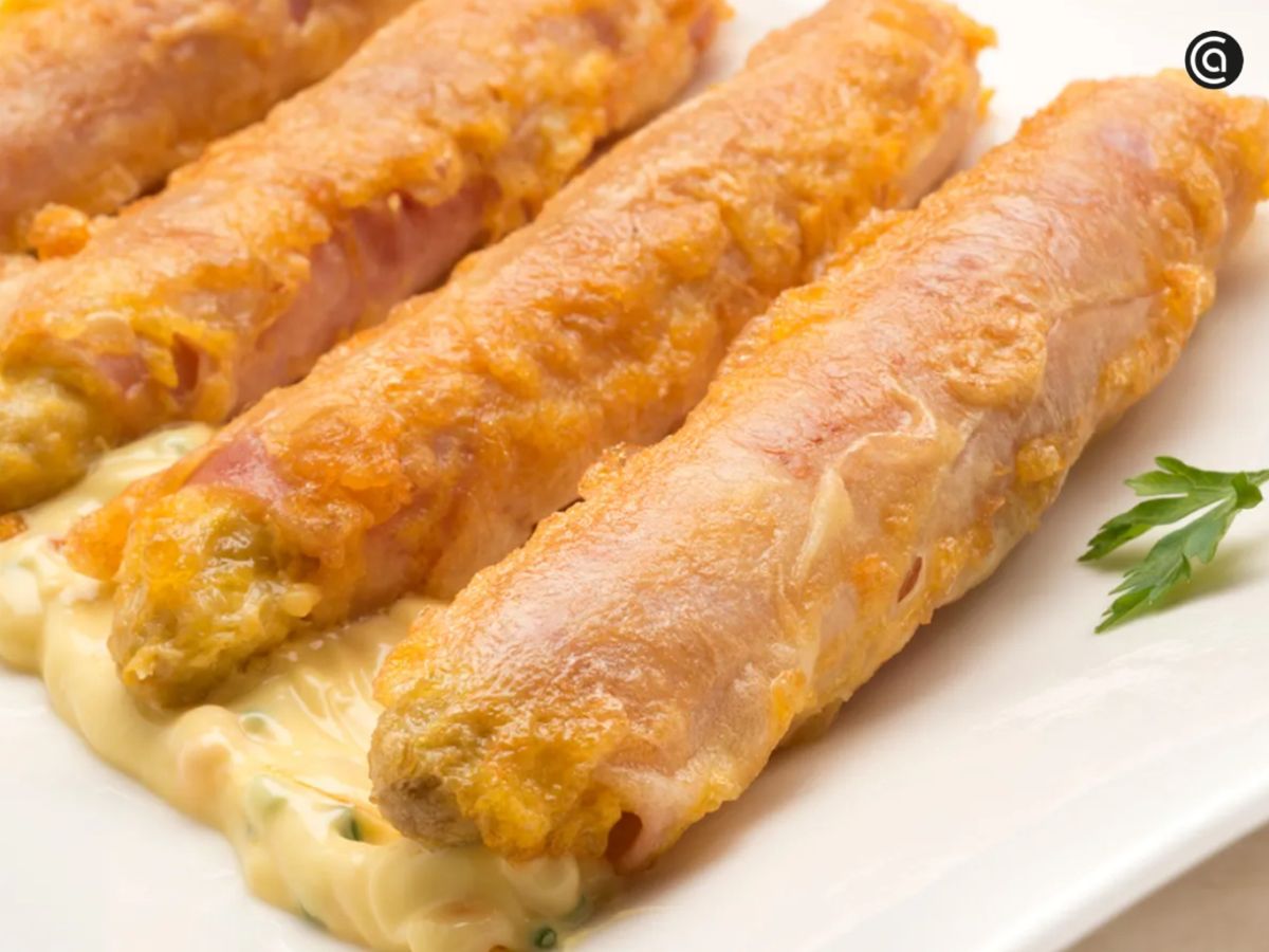 Espárragos envueltos en jamón y rebozados, una combinación que une ternura y textura crujiente.