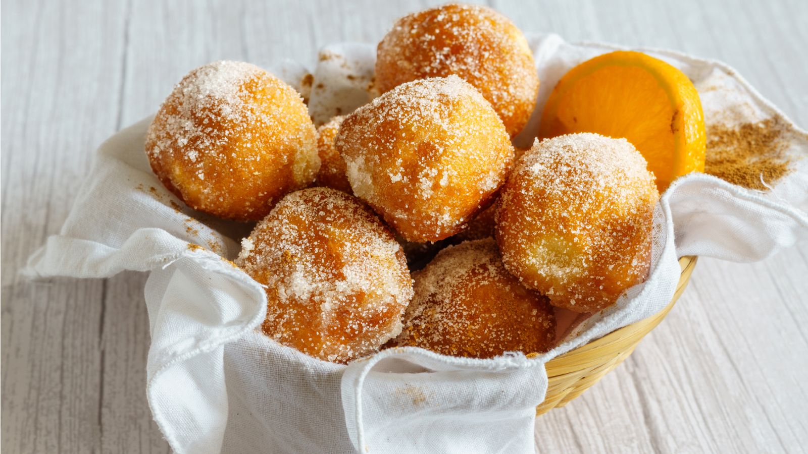 Buñuelos de viento recién hechos, espolvoreados con azúcar y con un toque de ralladura de naranja, el dulce más esperado de Todos los Santos. Buñuelos de viento recién hechos, espolvoreados con azúcar y con un toque de ralladura de naranja, el dulce más esperado de Todos los Santos.
