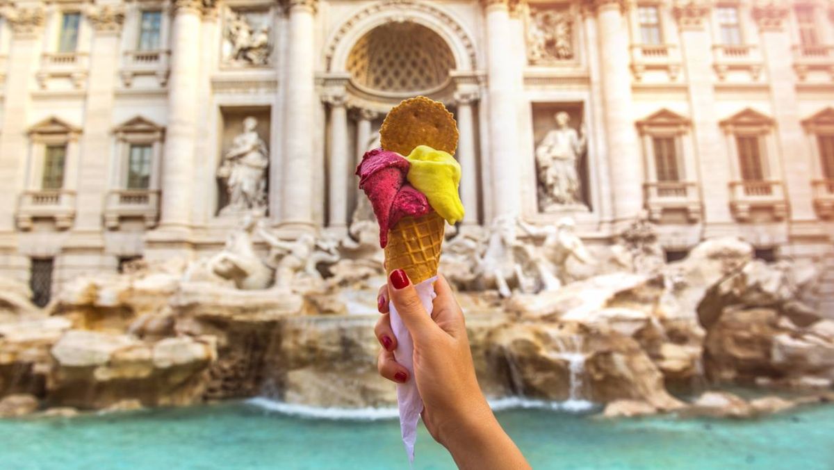 Un paseo por Roma sabe mejor con un gelato en la mano.