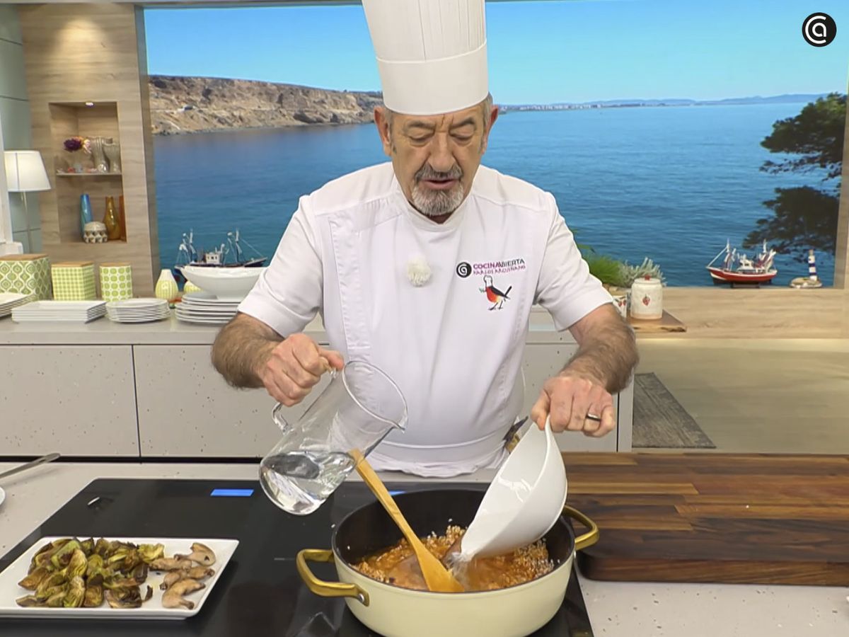 Rehoga el arroz con el sofrito durante unos minutos