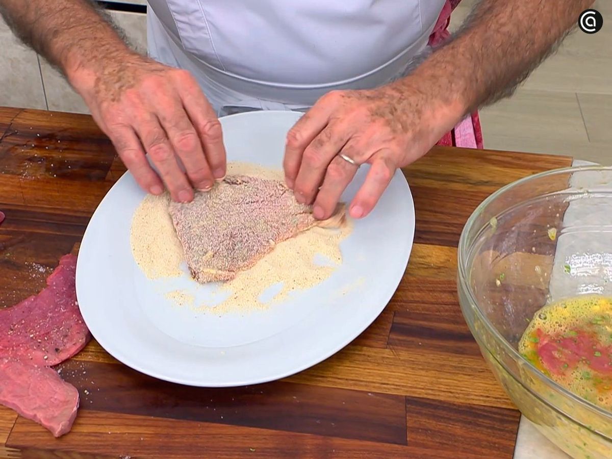 Empanar la milanesa para hacer a la napolitana